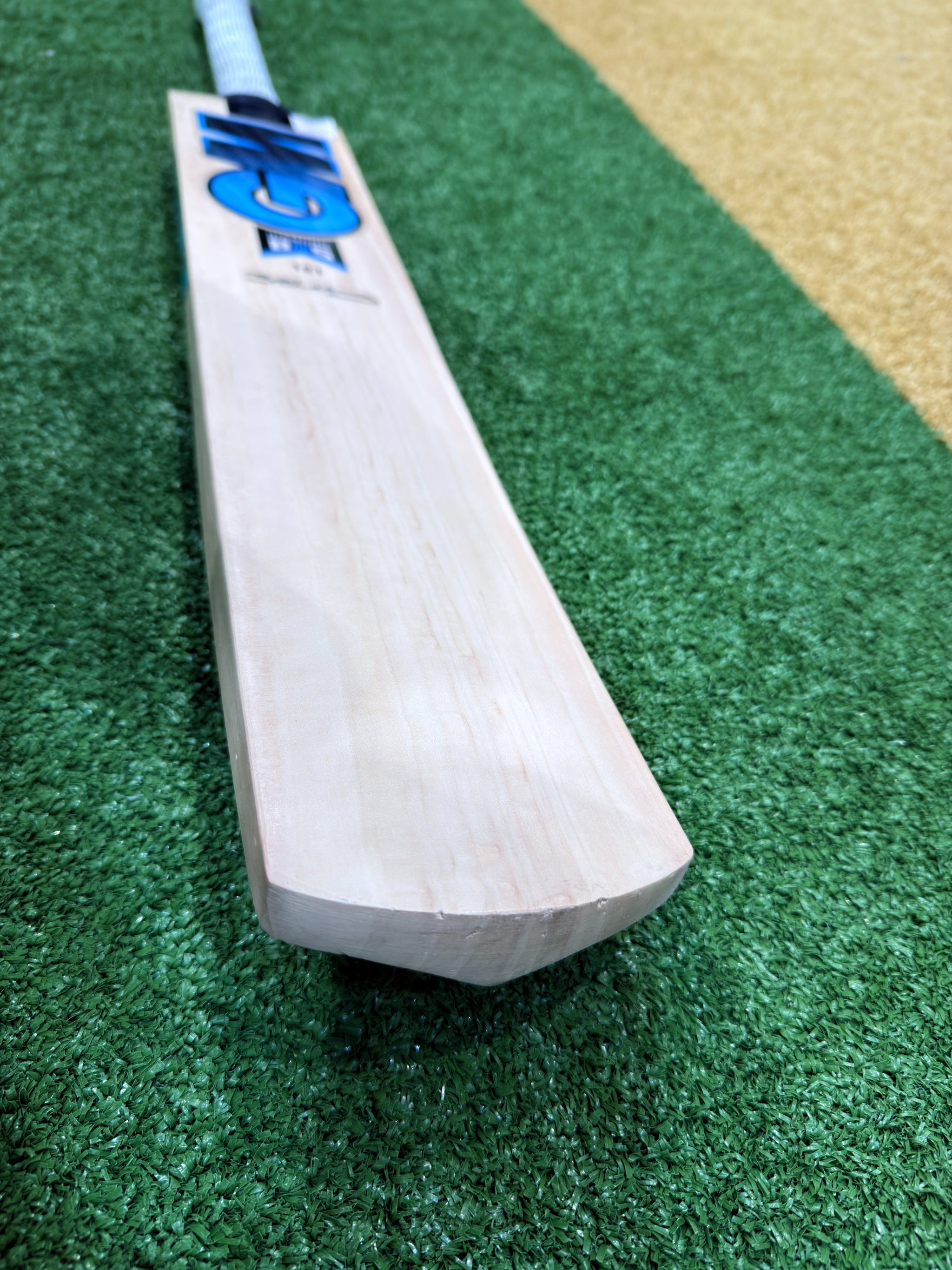 EOS GM DIAMOND 101 CRICKET BAT - JUNIOR